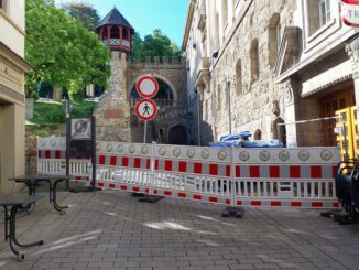 Fassadenschaden an Gebäude nahe Kaiser-Friedrich-Therme führt zu Sperrung der Straße Am Römertor