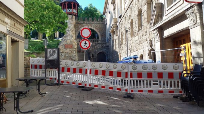 Fassadenschaden an Gebäude nahe Kaiser-Friedrich-Therme führt zu Sperrung der Straße Am Römertor