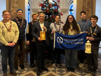 Friedenslicht aus Bethlehem im Rathaus empfangen