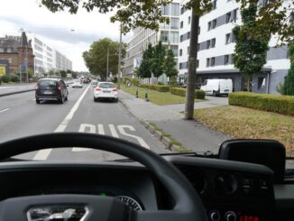 Frontkameras melden zahlreiche Falschparker auf Busspuren in Wiesbaden