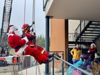 Höhenretter der Feuerwehr überraschen Kinder im Zwerg Nase Zentrum