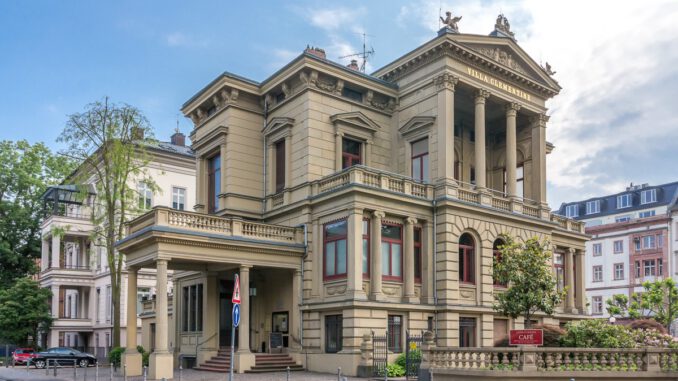 Leseparty in Wiesbaden: Gemeinsames Lesen auf der Beletage der Villa Clementine