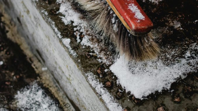 Walluf erinnert an Pflichten zur Gehwegreinigung bei Schnee und Glätte