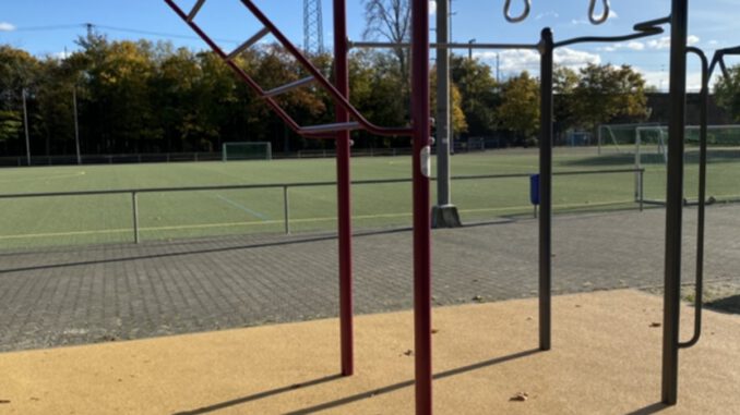 Wiesbaden erweitert Freizeitangebot: Calisthenics Station und Basketballkorb am Sportplatz Amöneburg in Betrieb