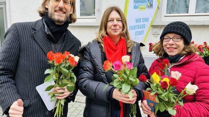 Wiesbaden verschenkt Fairtrade Rosen zum Valentinstag und wirbt für fairen Handel