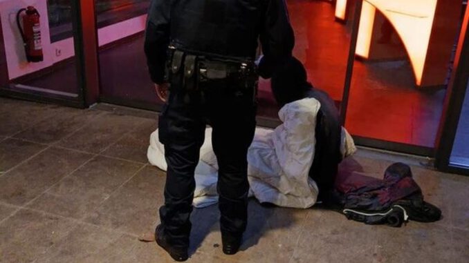 Wiesbadener Stadtpolizei reicht nachts heißen Tee an Menschen ohne festen Wohnsitz